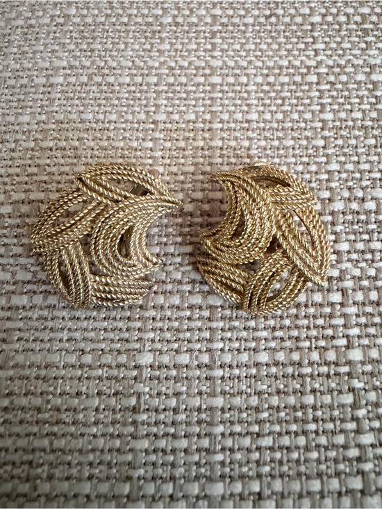 Crown Trifari Jewelry - Vintage 1960s Crown Trifari gold tone textured swirl crescent clip-on earrings